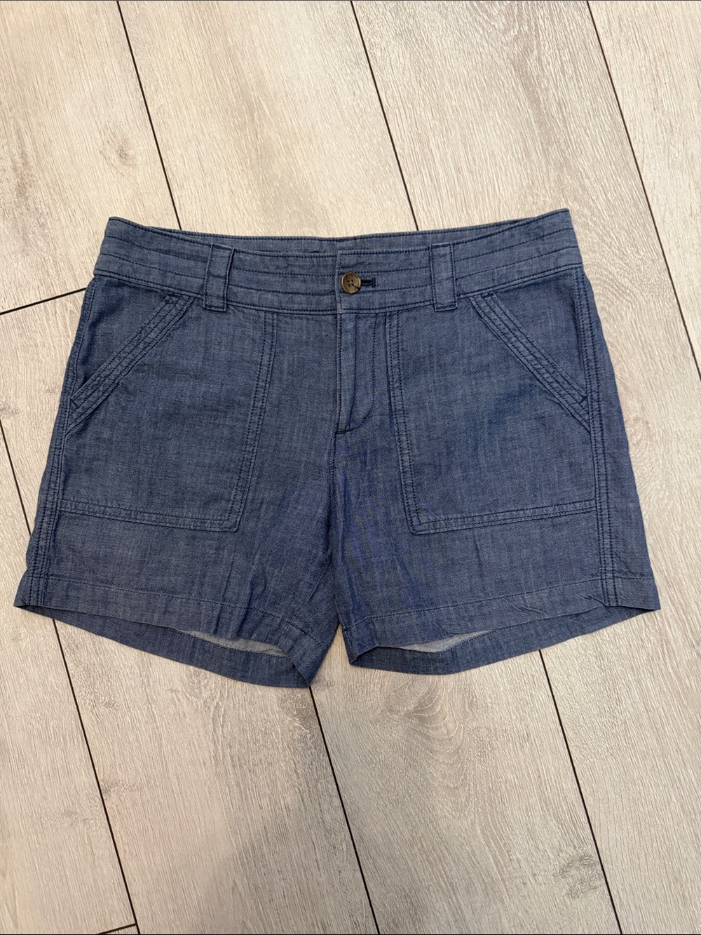 BANANA REPUBLIC Lt Blue Chambray Utility Shorts - Blue, 2/31” w
